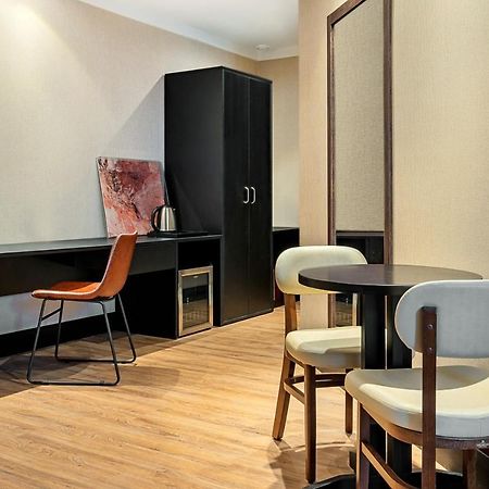 Nh Hotel 费拉迪圣安娜 外观 照片