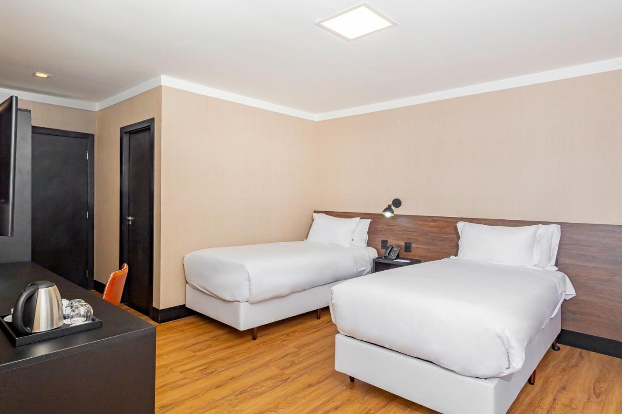 Nh Hotel 费拉迪圣安娜 外观 照片