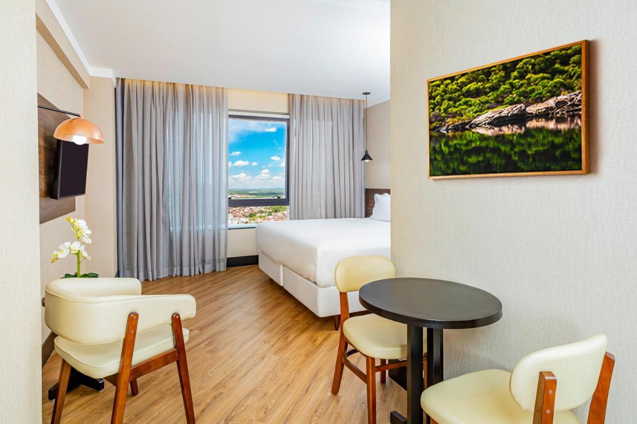 Nh Hotel 费拉迪圣安娜 外观 照片