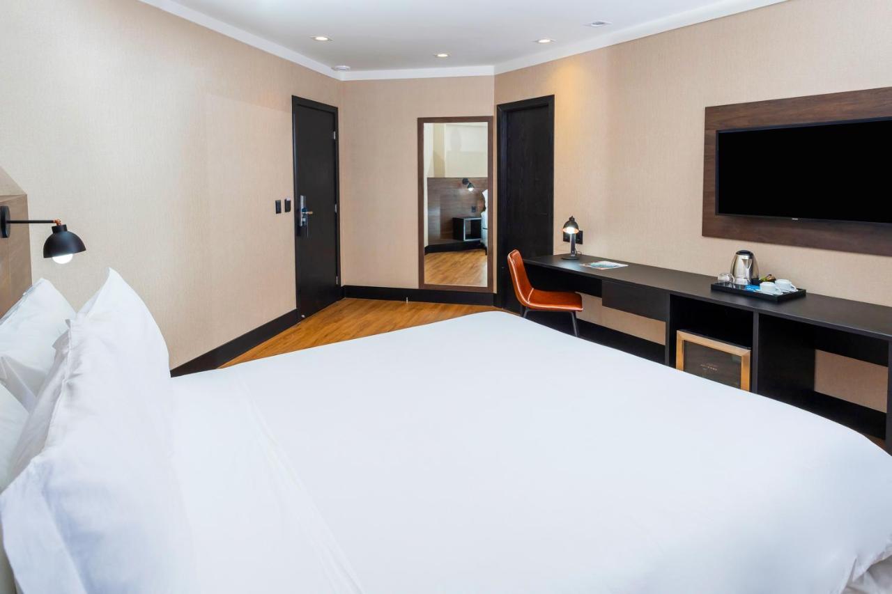 Nh Hotel 费拉迪圣安娜 外观 照片
