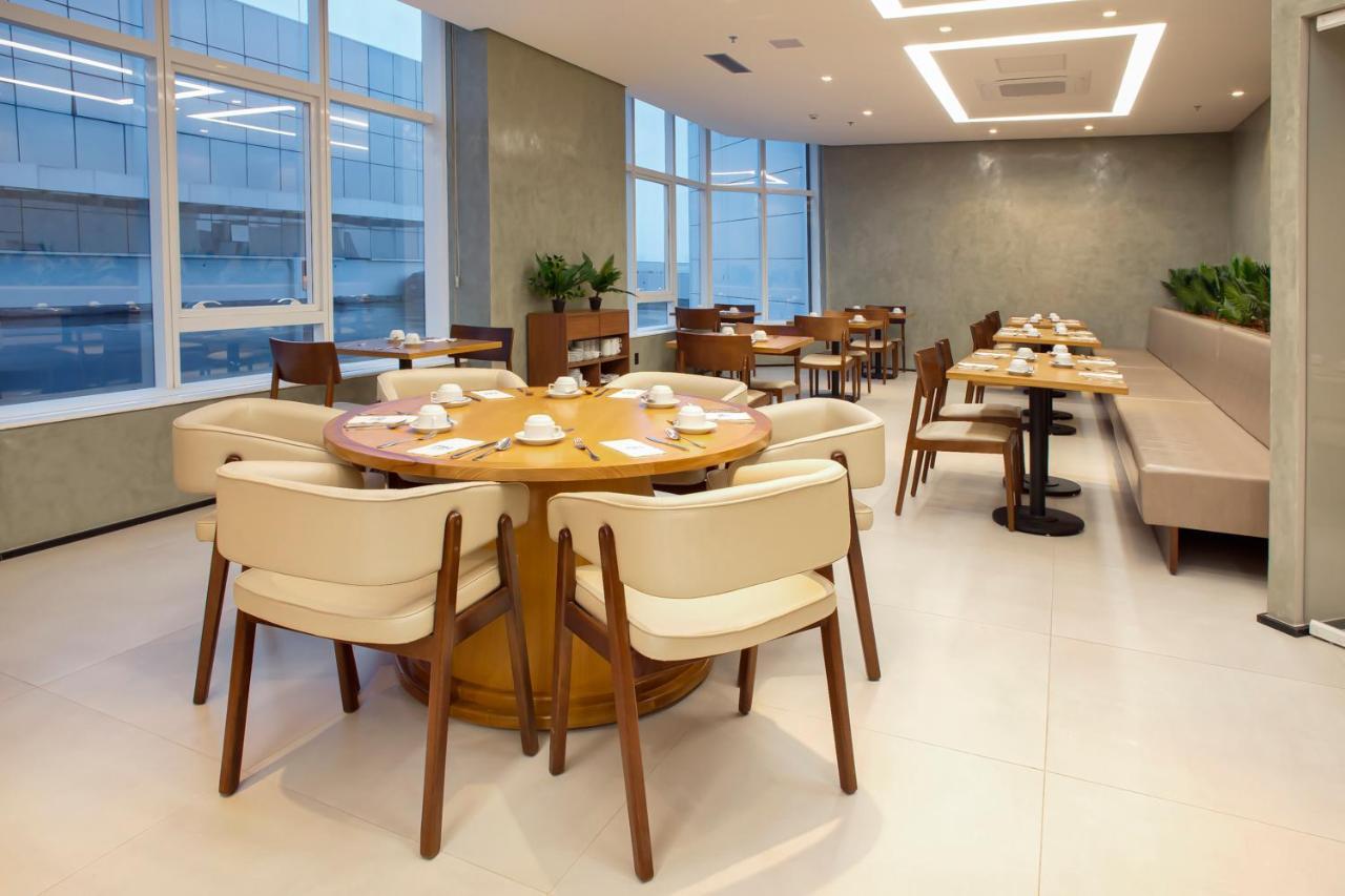 Nh Hotel 费拉迪圣安娜 外观 照片