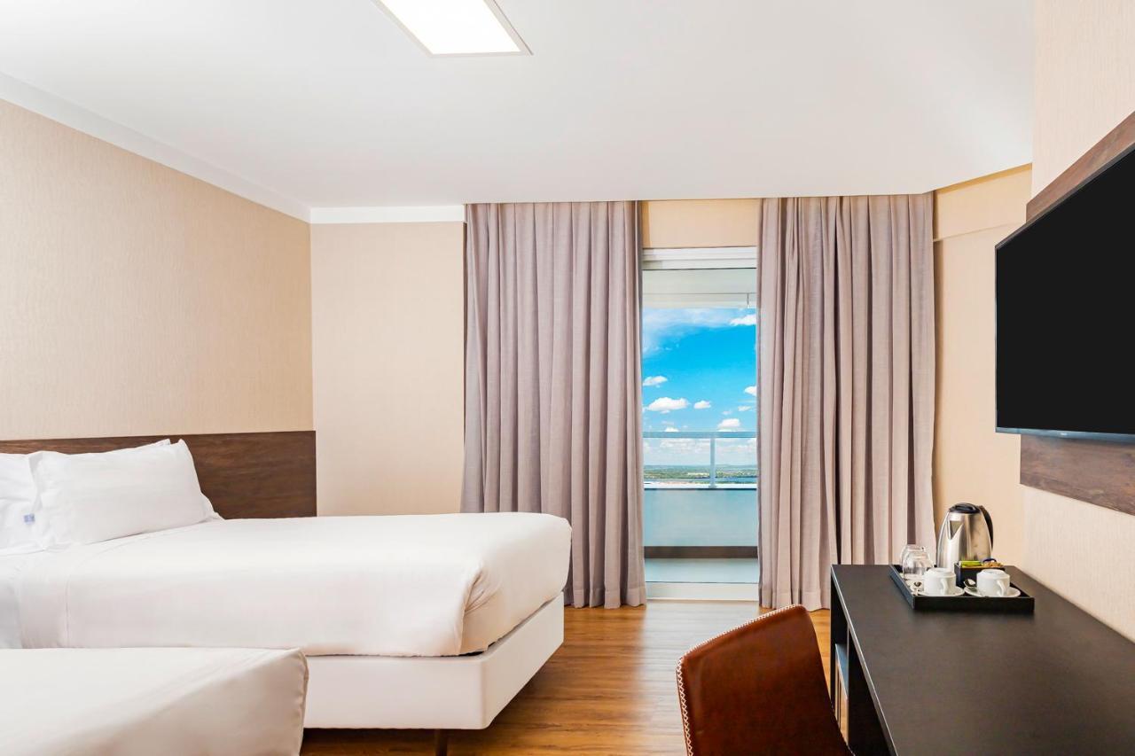Nh Hotel 费拉迪圣安娜 外观 照片
