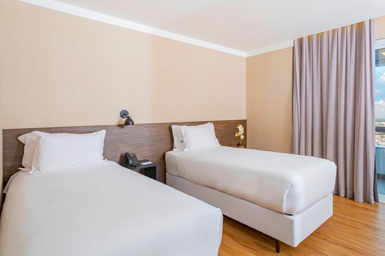 Nh Hotel 费拉迪圣安娜 外观 照片