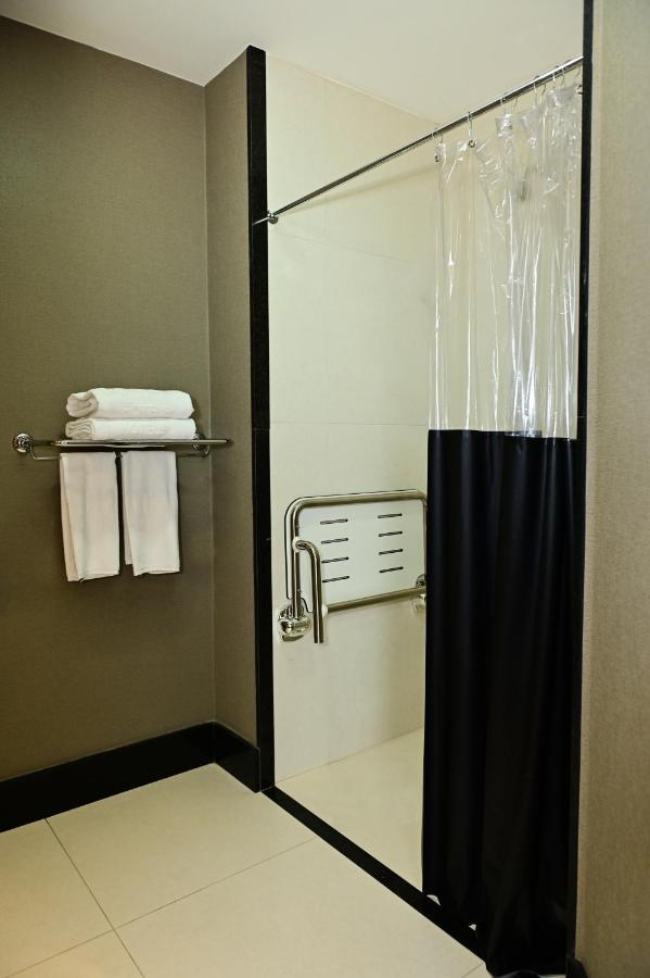 Nh Hotel 费拉迪圣安娜 外观 照片